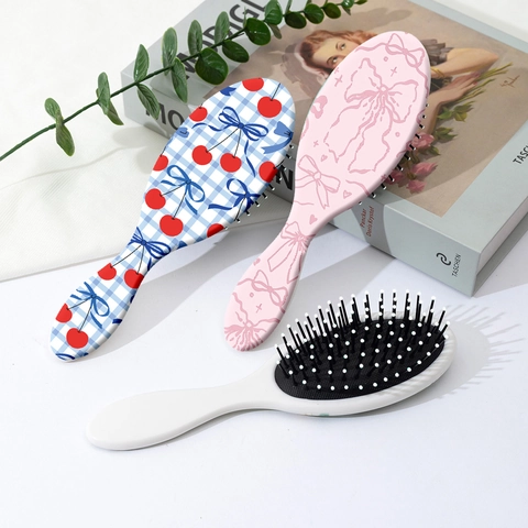 Brosse à Coussin d'Air Mignonne Motif Cerise et Nœud Brosse à Cheveux de Massage du Cuir Chevelu Démêlante en Plastique ABS