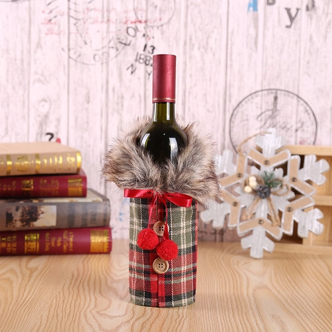 Funda para Botella de Vino de Navidad Diseño de Abrigo con Cuello de Piel Tela de Cuadros Rojos y Espiga para Mesa Fiesta