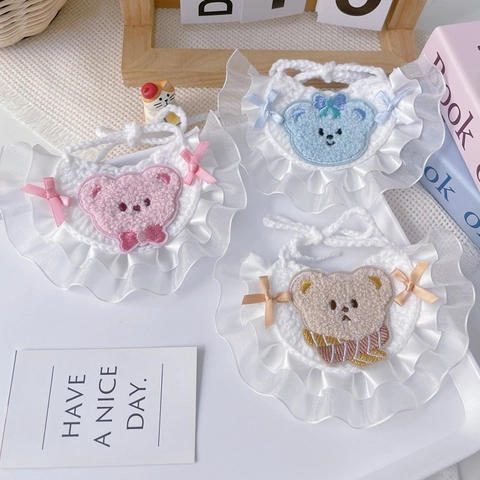 Bavaglino per Animali Domestici All'uncinetto con Pizzo in Organza Motivo a Orsetto Carino Decorazione con Fiocco Asciugamano per Saliva Regolabile per Cani Piccoli Gatti Cuccioli Accessori