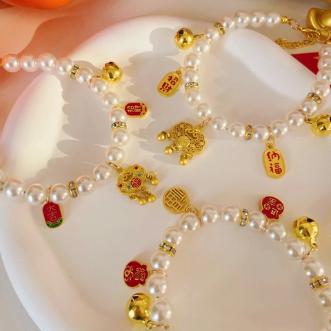 Capodanno Cinese Collana di Perle per Animali Ciondolo Serratura della Fortuna e Campanellino Oro Rosso Perla Artificiale Strass per Gatti Cani