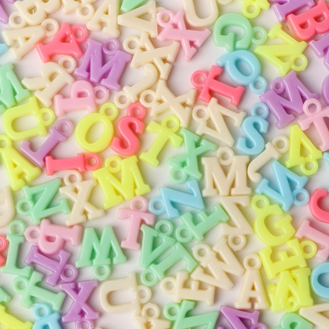 Pendentifs Lettres de l'Alphabet en Acrylique Multicolore Perles A-Z Couleur Macaron Pour Création de Bijoux DIY Bracelets Colliers