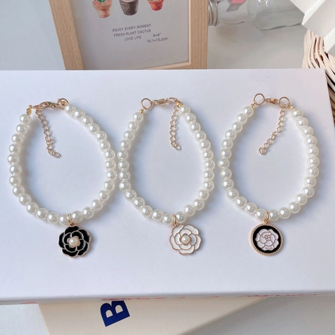 Elegante Collar de Perlas para Mascotas Colgante de Camelia y Lazo Resina Aleación Perla Artificial para Perros Gatos Joyería