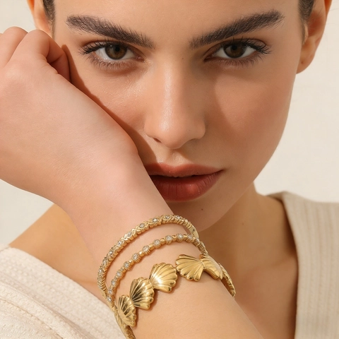 Bracciale Rigido in Acciaio Inossidabile Placcato Oro 18K Fiore Conchiglia Strass per Donna Elegante Gioielli di Moda Occidentale