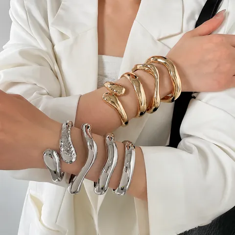 Bracelet en Métal Torsadé Irrégulier pour Femmes Mode Européenne Style Ins Poli Martelé Bracelet Jonc Cadeau Bijoux de Haute Qualité