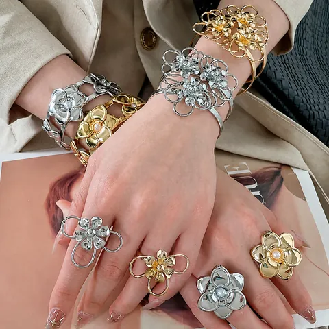 Set di Bracciale Rigido e Anello Aperto in Metallo Cavo Stile Europeo con Fiori Gioielli in Ferro e Perle Artificiali Donna