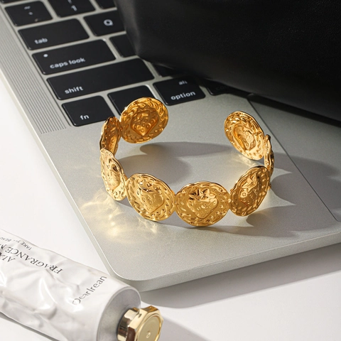 European American Style 18K Gold Plated Stainless Steel Strawberry Embossed Round Open Bangle Bracelet For Women Fashion Jewelry