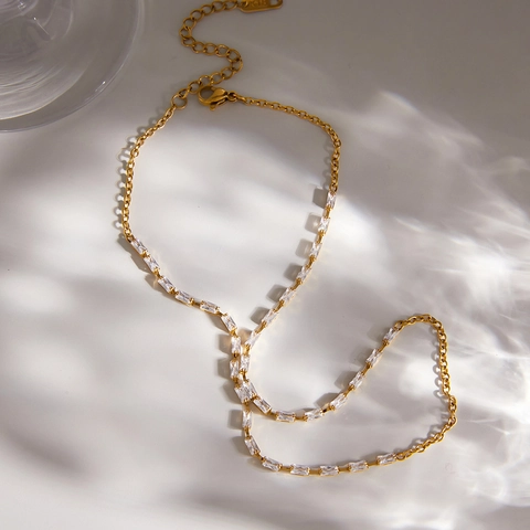Bracelet Chaîne de Main en Acier Inoxydable pour Femmes Plaqué Or Zirconia Baguette Bijoux de Main à la Mode Cadeau