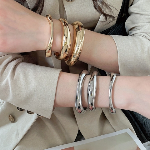Bracciale a Polsino in Metallo con Fiori Plissettati Moda Europea Bracciale Rigido Irregolare Chunky per Donna Elegante Gioiello di Lusso