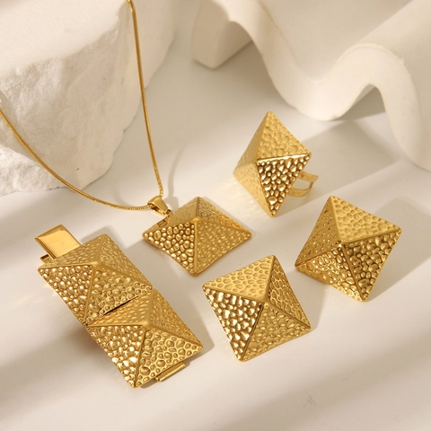 Europäisches Edelstahl Schmuckset Geometrischer Pyramiden Anhänger Schlangenkette Halskette Gehämmerte Quadratische Ohrstecker Ring Haarspange
