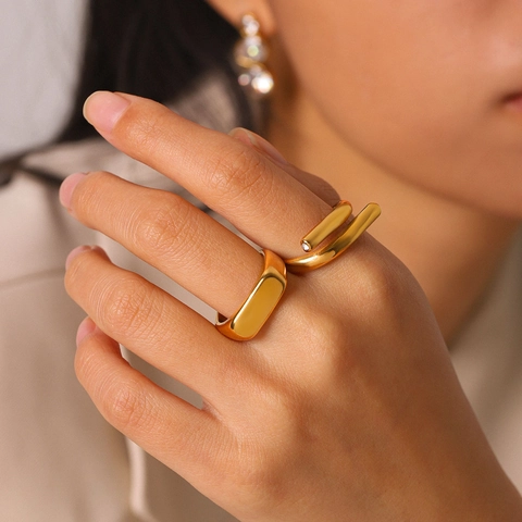 Bague en Acier Inoxydable Plaqué Or Minimaliste Lignes Entrecroisées Strass pour Femme Luxe Premium Individuelle Bague Chevalière Géométrique Bijoux