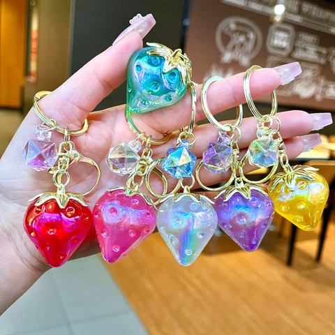 Porte-clés Fraise Électroplaqué Iridescent Décoration de Sac en Résine et Alliage Cadeau de Mode pour Femme