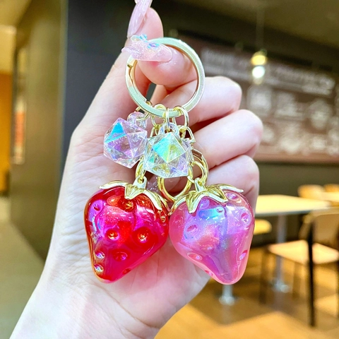 Porte-clés Fraise Électroplaqué Iridescent Décoration de Sac en Résine et Alliage Cadeau de Mode pour Femme