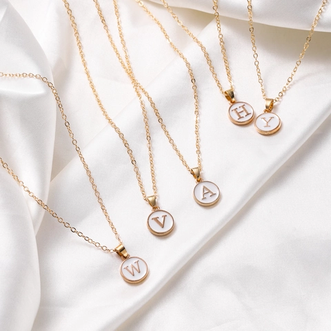Collier avec Pendentif Lettre en Alliage Émaillé Minimaliste Plaque Or Disque Rond Alphabet Bijoux Cadeau pour Femmes Quotidien