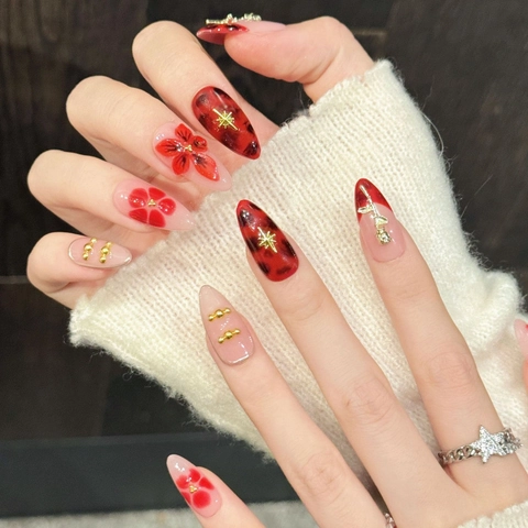 Handgefertigte Karmesinrote Blumen Leopard Druck Nägel Zum Aufkleben Mit Gold Metall Rose Stern Anhänger Mittlere Mandelform Für Damen