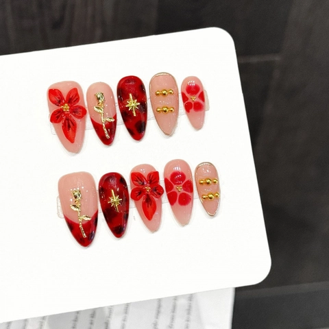 Handgefertigte Karmesinrote Blumen Leopard Druck Nägel Zum Aufkleben Mit Gold Metall Rose Stern Anhänger Mittlere Mandelform Für Damen