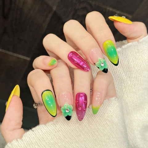 Faux Ongles Amande Faits à la Main Avec Fleurs en Relief 3D Dégradé Texture Métallique Strass Incrustés Nail Art pour Femmes
