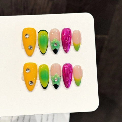 Faux Ongles Amande Faits à la Main Avec Fleurs en Relief 3D Dégradé Texture Métallique Strass Incrustés Nail Art pour Femmes