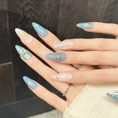Uñas Postizas de Almendra Hechas a Mano Degradado Azul Blanco Perla Artificial Lazo Dorado Kit de Uñas Postizas Elegante Conjunto Manicura Mujer