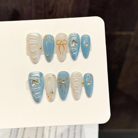 Uñas Postizas de Almendra Hechas a Mano Degradado Azul Blanco Perla Artificial Lazo Dorado Kit de Uñas Postizas Elegante Conjunto Manicura Mujer