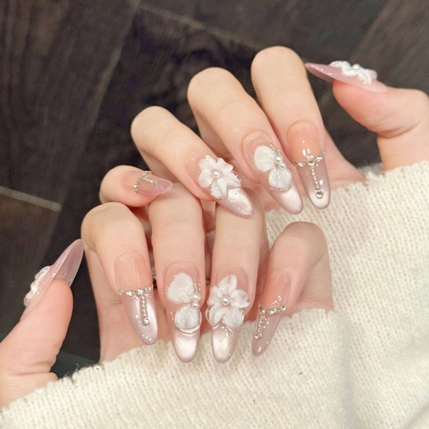 Unghie Finte Fatte a Mano Sfumatura Rosa Effetto Occhio di Gatto Con Fiori 3D Bianchi Perle Artificiali Catena di Strass Ovale Lungo Unghie Luxury Donna