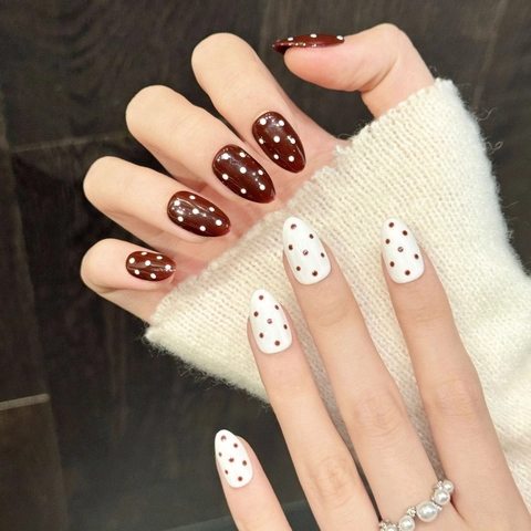 Handgemaakte Rood-Witte Polka Dot Contrastkleur Zoete Amandel Press-On Nagels Hoogglans Kunstnagels Voor Dames