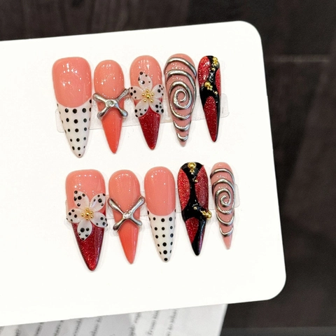 Unghie Finte a Pressione Lungo Stiletto Fatte a Mano Rosa Rosso a Pois Con Fiore Bianco 3D Filo Metallico a Spirale Argento Lusso