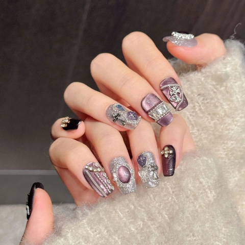 Faux Ongles Fait Main Oeil de Chat Violet Gothique Strass Croix Décoration Métal Trapèze Court pour Femmes