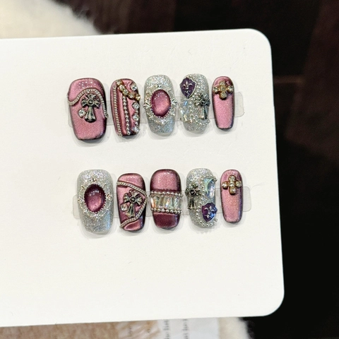 Faux Ongles Fait Main Oeil de Chat Violet Gothique Strass Croix Décoration Métal Trapèze Court pour Femmes