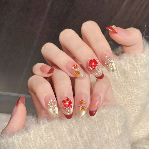 Unghie Finte a Pressione Floreali con Strass 3D Fascino Rosso e Pistillo Dorato Effetto Occhio di Gatto Sfumate Fatte a Mano per Donna