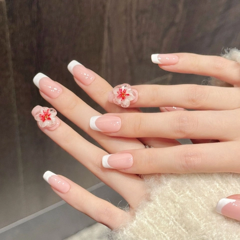Unghie Finte a Pressione Artigianali in Stile Francese Rosa Nudo Punta Bianca Fiore Scolpito 3D Strass Forma a Bara Eleganti