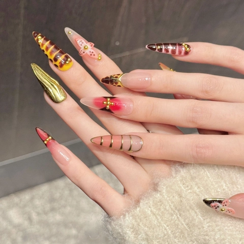 Handgefertigte Lange Stiletto Aufpressnägel Bernstein Schildpatt Goldmuster Schmetterling 3D Blumen Design Luxus Kunstnägel Set Damen
