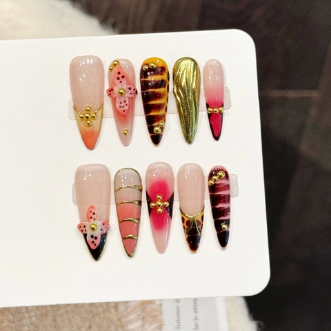 Handgefertigte Lange Stiletto Aufpressnägel Bernstein Schildpatt Goldmuster Schmetterling 3D Blumen Design Luxus Kunstnägel Set Damen