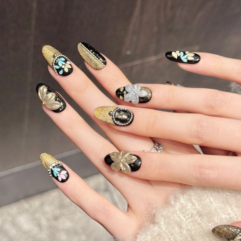 Unghie Finte Fatte a Mano Nero Oro Lusso 3D Farfalla Fiore Strass Perla Artificiale Mandorla Corta Set Unghie Finte
