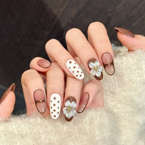 Unghie a Pressione Marrone Caramello Fiori 3D Fatte a Mano Pois Eleganti Unghie Finte Ovali Lunghe per Donna
