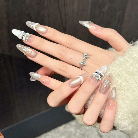 Handmade Cat Eye Press On Nails Luxurious Ice Crystal Fox Lion Design Rhinestone Artificial Pearl Long Almond Nail Patches