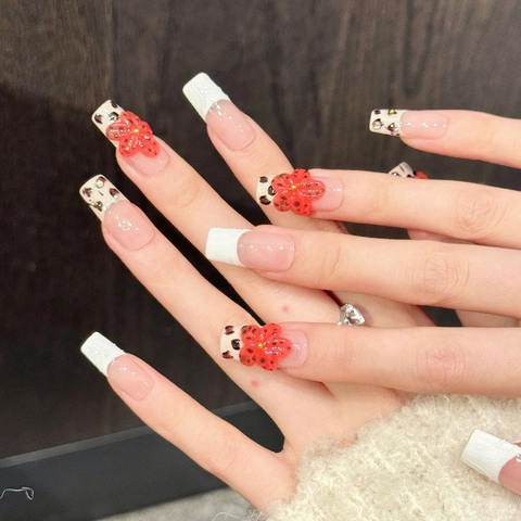 Unghie Finte da Incollare Fatte a Mano French Tip Lunghe Quadrate Nude Bianco Stampa Leopardata Con Fiori Rossi 3D Donna