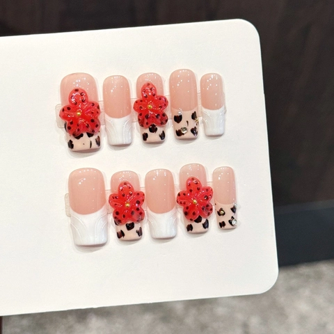 Unghie Finte da Incollare Fatte a Mano French Tip Lunghe Quadrate Nude Bianco Stampa Leopardata Con Fiori Rossi 3D Donna