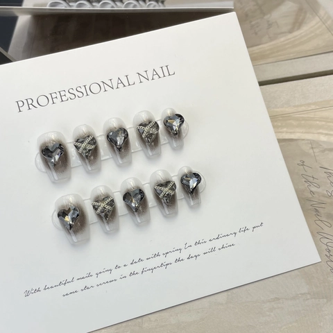 Handmade Dark Style Grey Gradient Heart Rhinestone Press On Nails With Metal Chain Decoration Resin Manicure For Women