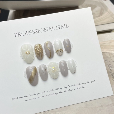 Uñas Postizas Hechas a Mano con Flores en Relieve 3D Estilo Ins Japonés Decoración de Pan de Oro Cortas para Mujer