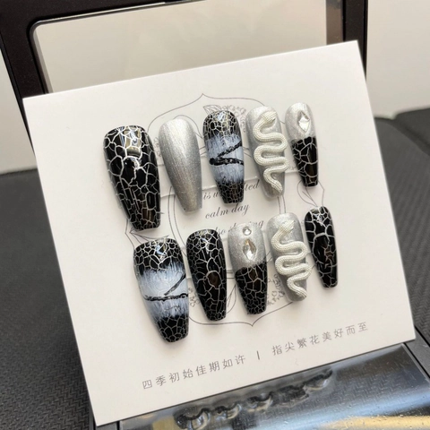 Uñas Postizas a Presión Hechas a Mano Patrón de Serpiente Negra Forma de Ataúd Con Diseño de Serpiente 3D Diamantes de Imitación Juego de Uñas Góticas Dark Punk