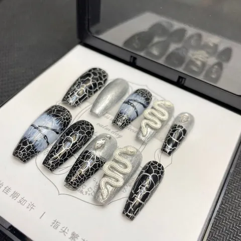 Uñas Postizas a Presión Hechas a Mano Patrón de Serpiente Negra Forma de Ataúd Con Diseño de Serpiente 3D Diamantes de Imitación Juego de Uñas Góticas Dark Punk