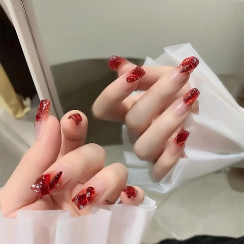 Unghie Finte da Incollare Fatte a Mano Sfumatura Rossa Con Cuore di Strass Fiocco Forma a Bara Lunga Set per Donna Moda