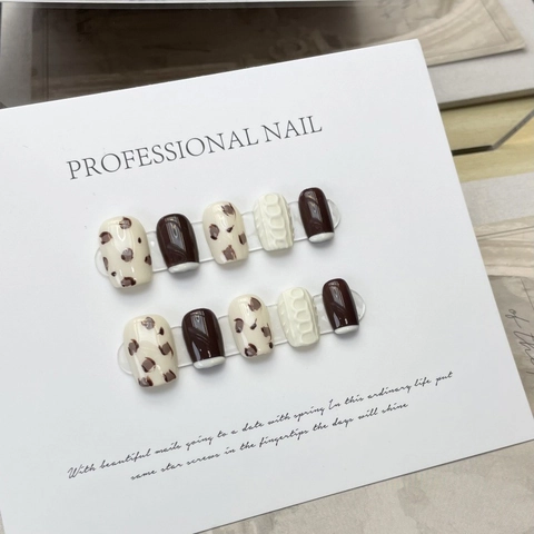 Uñas Postizas a Presión Hechas a Mano Blanco Leche Marrón Patrón de Vaca Bloque de Color Textura de Suéter 3D Uñas Artificiales