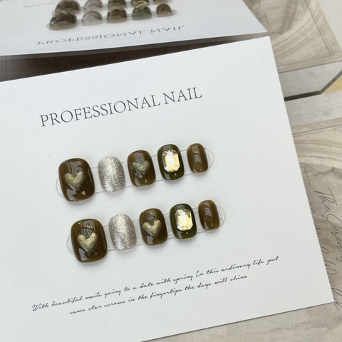 Unghie Finte Autoadesive Corte Fatte a Mano Verde Oliva Occhio di Gatto Cuore d'Oro Strass 3D Intarsiati Set 10 Pezzi Donna