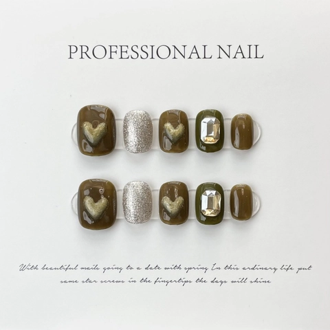 Unghie Finte Autoadesive Corte Fatte a Mano Verde Oliva Occhio di Gatto Cuore d'Oro Strass 3D Intarsiati Set 10 Pezzi Donna