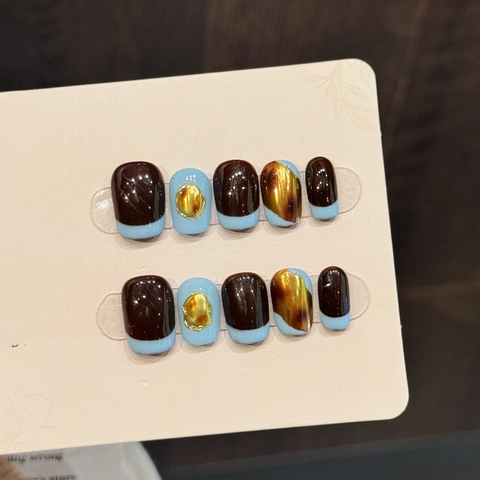 Unghie Finte Fatte a Mano Corte Quadrate Cioccolato Blu Color Block Foglia Oro Decorazione Moda Manicure per Donna