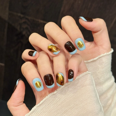 Unghie Finte Fatte a Mano Corte Quadrate Cioccolato Blu Color Block Foglia Oro Decorazione Moda Manicure per Donna