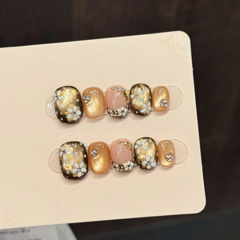 Faux Ongles à Coller Faits à la Main Camélia d'Or Vintage Design Œil de Chat Court Rond Faux Ongles Avec Ornement en Strass Femme