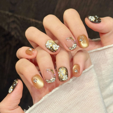 Faux Ongles à Coller Faits à la Main Camélia d'Or Vintage Design Œil de Chat Court Rond Faux Ongles Avec Ornement en Strass Femme