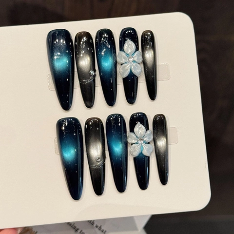 Handgefertigt Dunkelblau Schwarz Verlauf Katzenauge Künstliche Nägel Mit 3D Floral Strass Lange Mandel Künstliche Nägel Für Damen